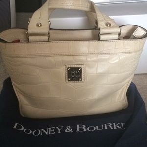 AUTHENTIC DOONEYV& BOURKE WHITE PURSE
